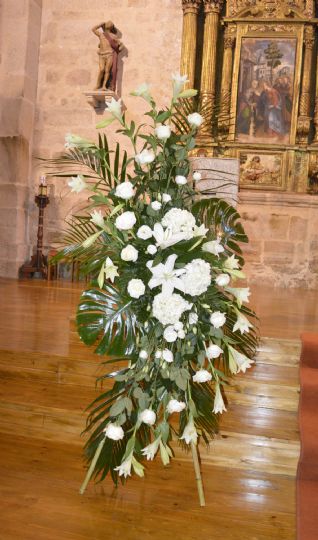 Centro de flores en forma de S para boda