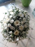 Centro de flores para difuntos de flores blancas
