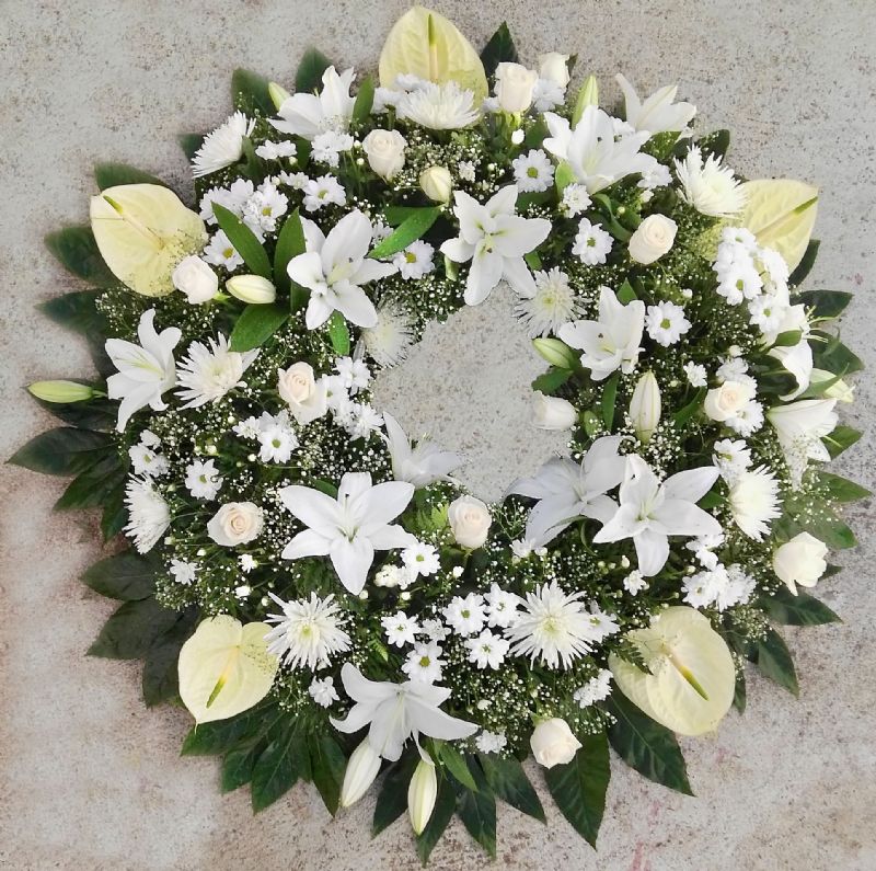 cuanto cuesta una corona de flores funeraria blanca