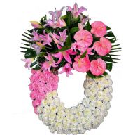 Corona de flores para difuntos con flores color rosa