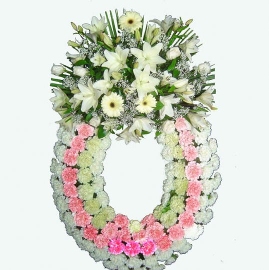 corona de flores funeraria de colores claros