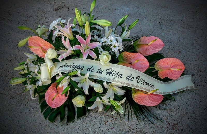 Ramos, centros y coronas de flores para enviar al tanatorio de Villanueva del Campo