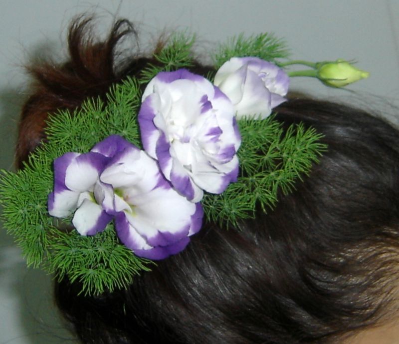 Tocados con flores naturales para el pelo de la novia