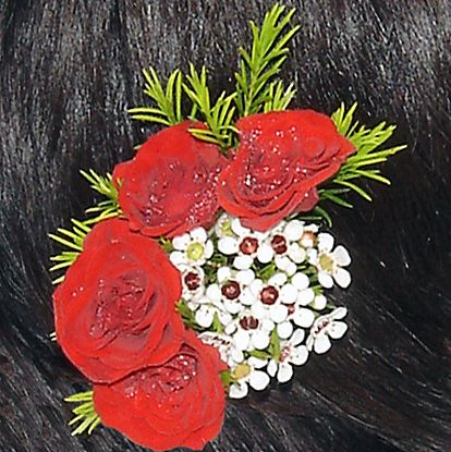 Tocados de flores para boda con las flores del ramo de novia