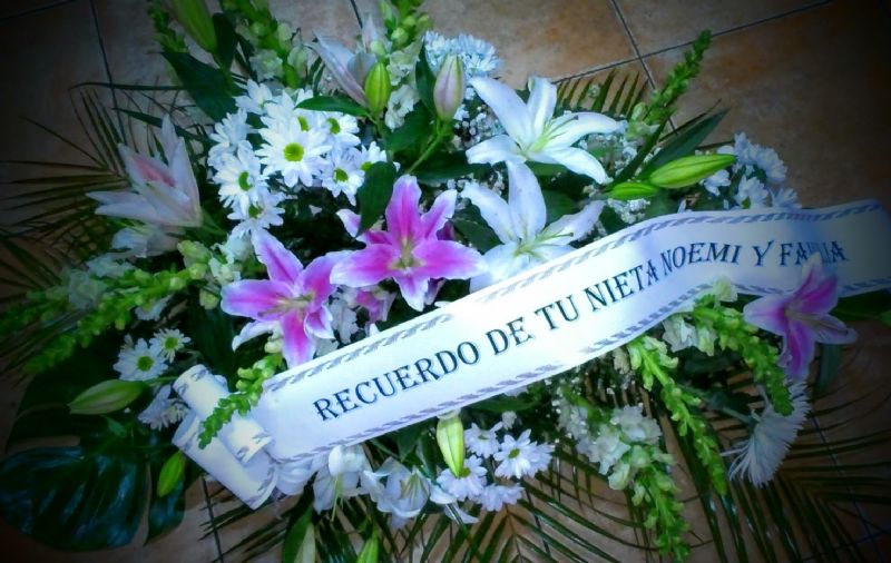 Como mandar una corona de flores a la funeraria con una banda y frase de pesame