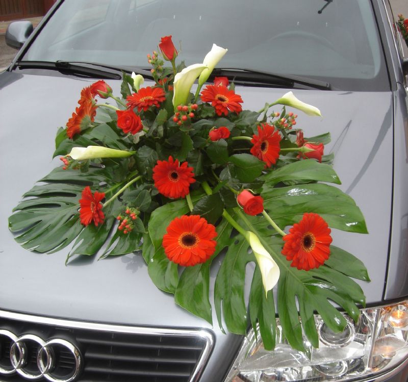 Decoracion de flores para el coche de los novios en el capo y maletero