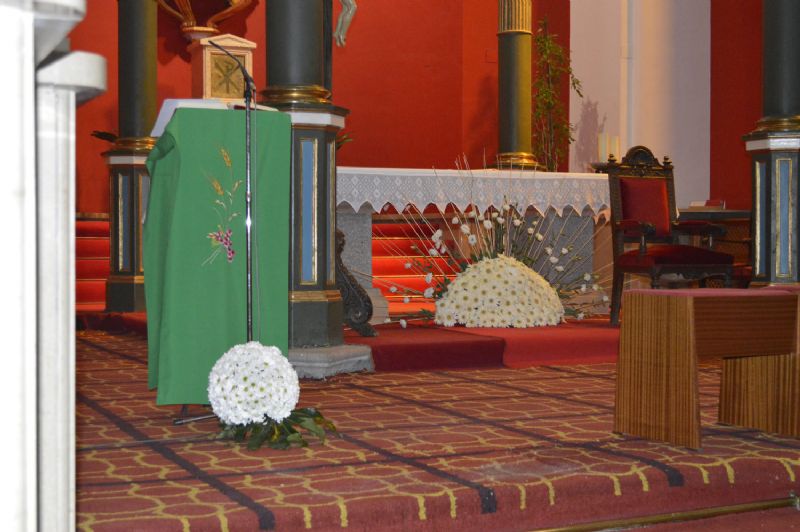 Bolas de flores para la decoración de la Iglesia