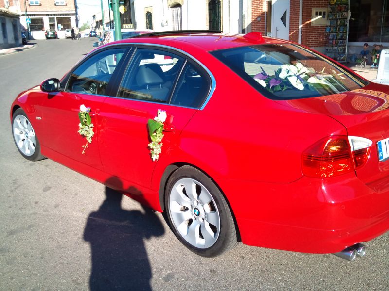 Decoración de boda de flores en coche