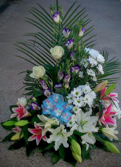 Envío de cestas y centros de flores para el nacimiento de un bebé al hospital de Alicante