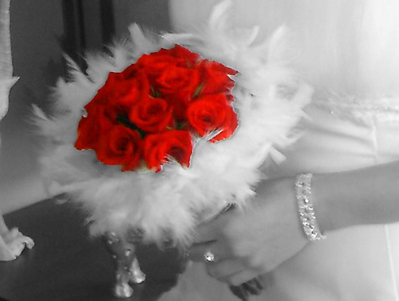 Ramo novia con rosas rojas y plumas Zamora