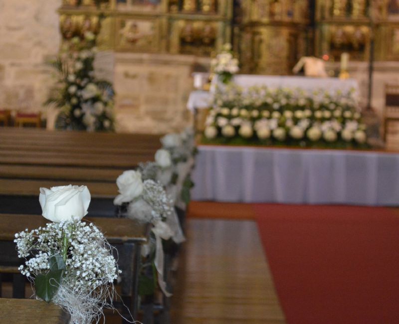 Detalle con rosas y paniculata para los bancos de la Iglesia