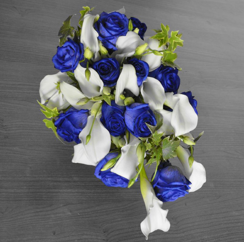 Ramo de novia con rosas azules y calas blancas