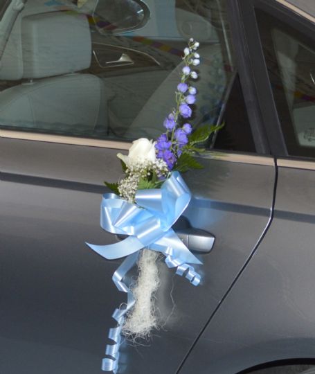 Detalle para las manillas del coche de los novios de color azul