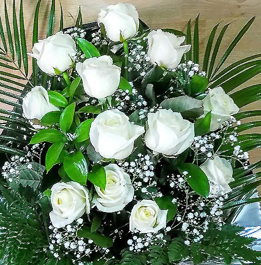 ramo de una docena de rosas blancas