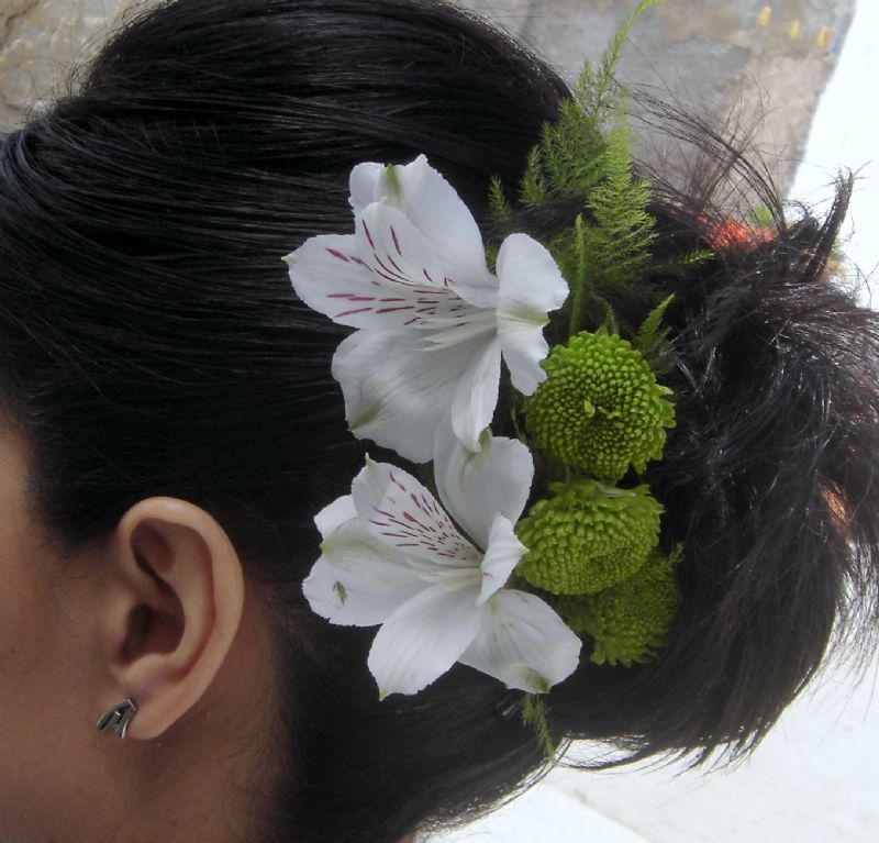 Tocado de flores naturales para el pelo de la novia