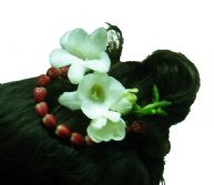 Flores para boda, el ramo de novia con calas y tocado de flores naturales para el pelo de la novia