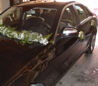 Flores para la Iglesia el coche de los novios y el ramo de Novia