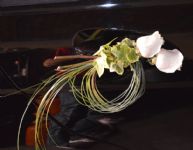 Flores para la Iglesia el coche de los novios y el ramo de Novia