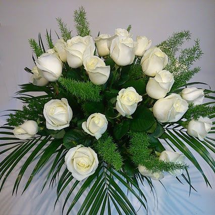Ramo de flores con una docena de rosas blancas de tallo corto