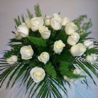 Ramo de flores con una docena de rosas blancas de tallo corto