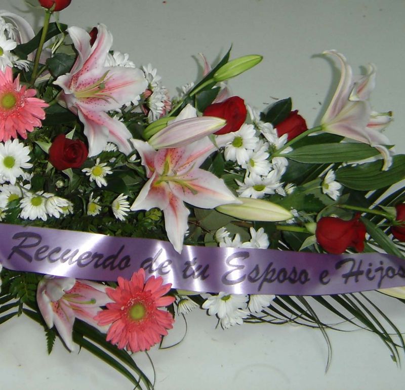 Ramos y coronas de flores funerarias para enviar al tanatorio de Guadalajara