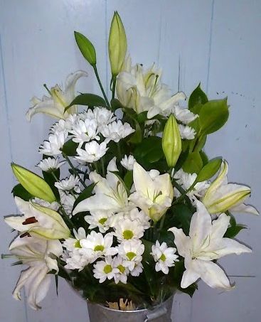 ramos de flores blancos para difuntos, envío al tanatorio en el dia