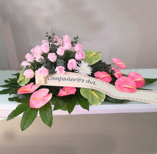 Centro de flores para funeral color rosa