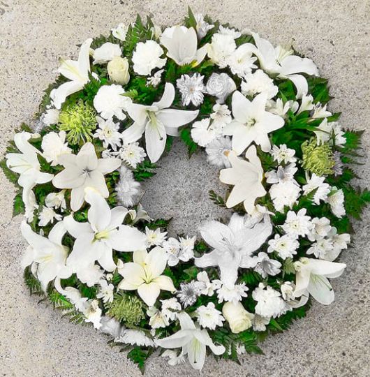 corona de flores blancas para Madrid