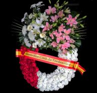Corona de flores para difuntos con los colores de la bandera de España