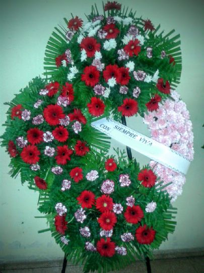 Corona de flores para funeral con tres cabeceras