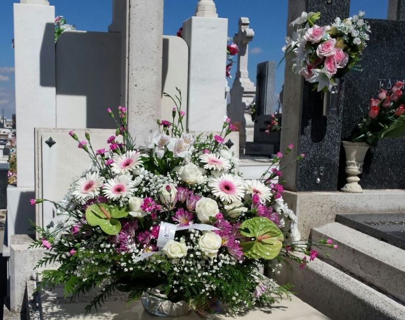 llevar centros de flores a cementerios