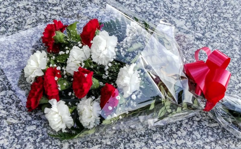 ramos de flores con claveles para cementerio