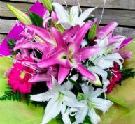 Ramo flores de lilium rosa y blanco