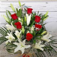 Ramo flores con rosas rojas y lilium blanco