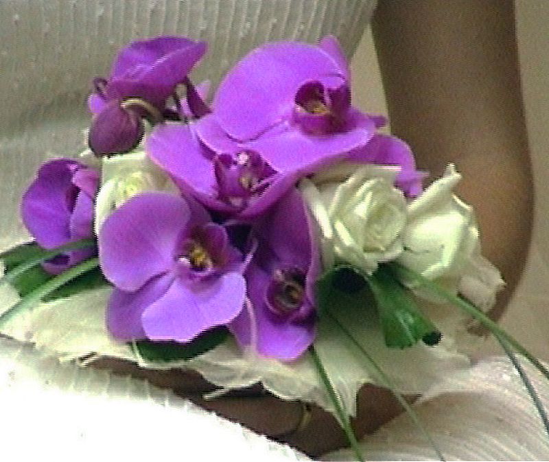 ramo de novia con rosas y orquideas