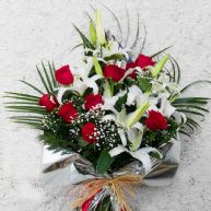 Ramo de flores para funeral de color blanco y rojo