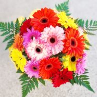 ramo de flores con gerberas de colores