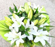 Ramo de flores con liluim blanco