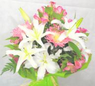 Ramos de flores con lilium y pompones